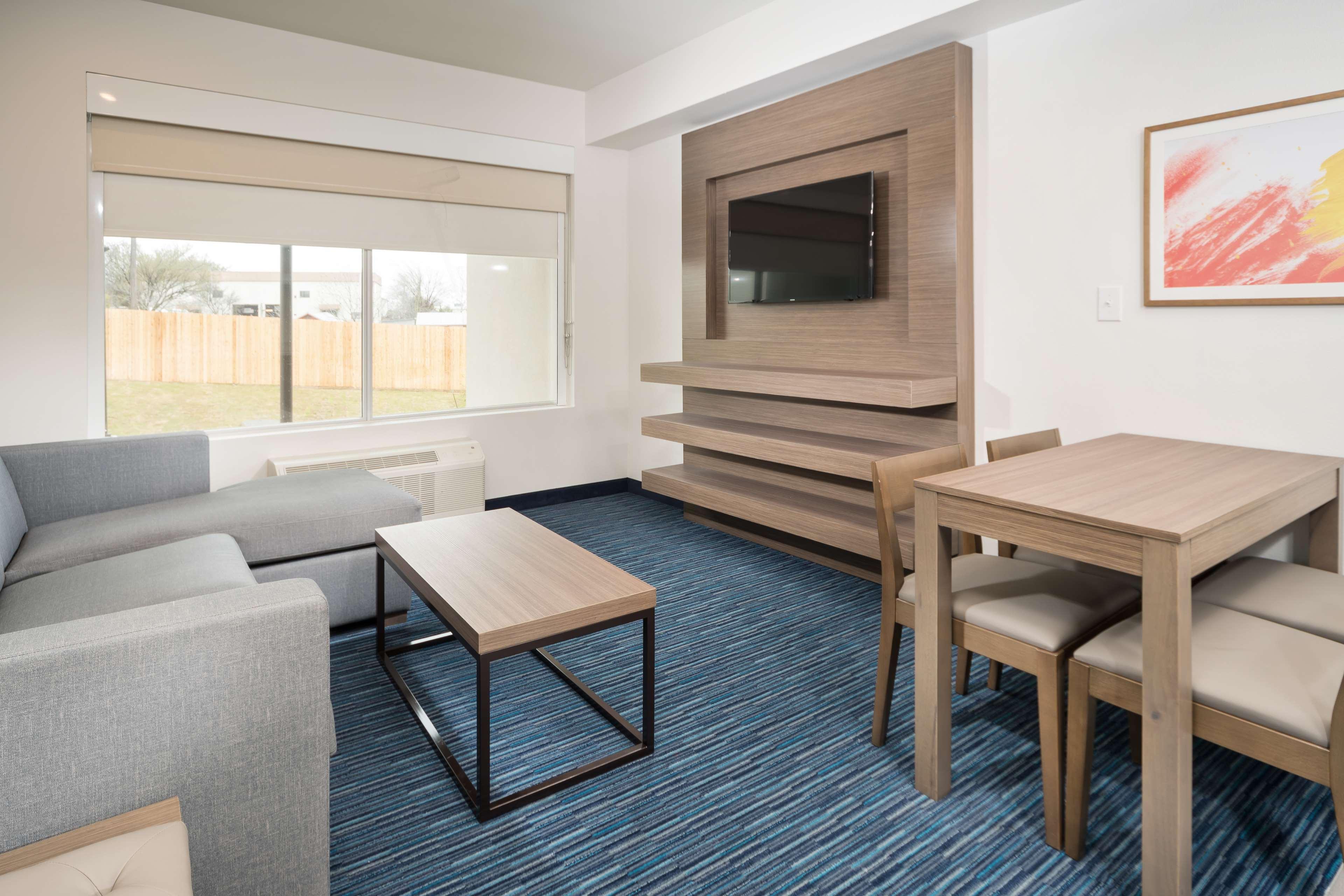 Best Western Plus Drayton Valley All Suites Exterior photo