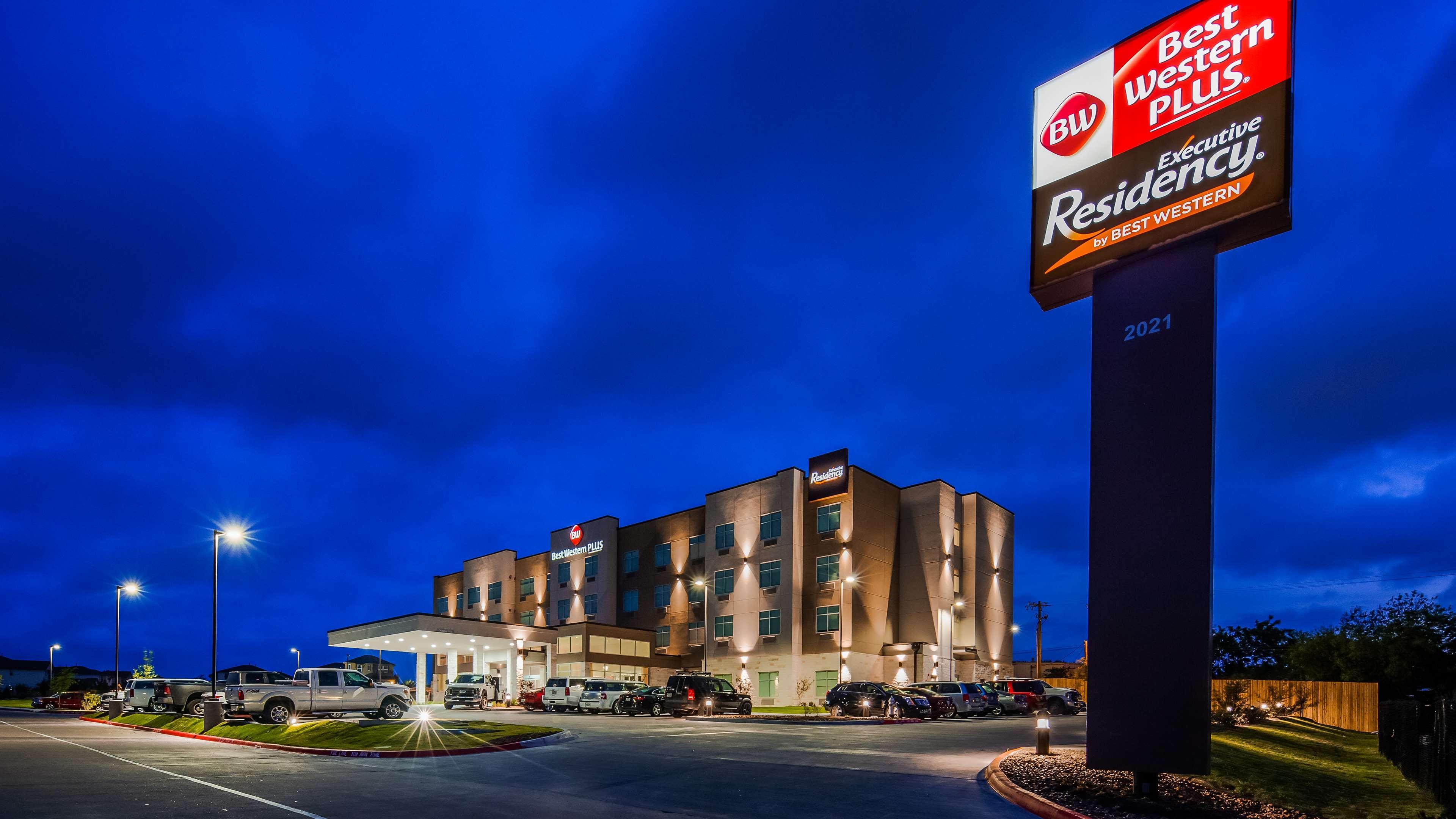 Best Western Plus Drayton Valley All Suites Exterior photo